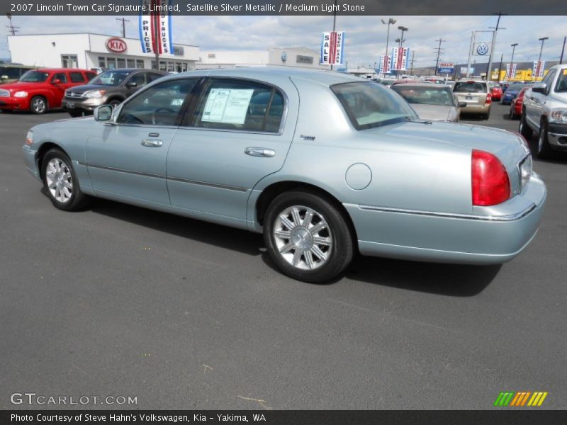 Satellite Silver Metallic / Medium Light Stone 2007 Lincoln Town Car Signature Limited