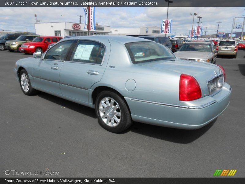 Satellite Silver Metallic / Medium Light Stone 2007 Lincoln Town Car Signature Limited