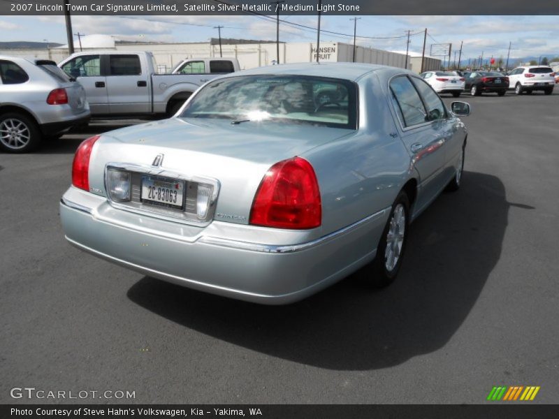 Satellite Silver Metallic / Medium Light Stone 2007 Lincoln Town Car Signature Limited