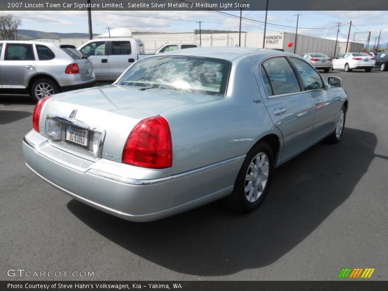 Satellite Silver Metallic / Medium Light Stone 2007 Lincoln Town Car Signature Limited