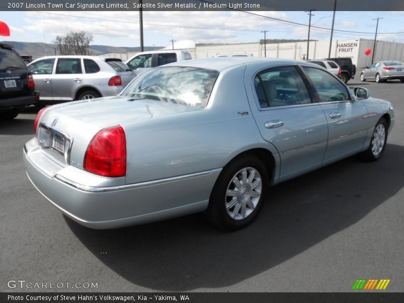 Satellite Silver Metallic / Medium Light Stone 2007 Lincoln Town Car Signature Limited