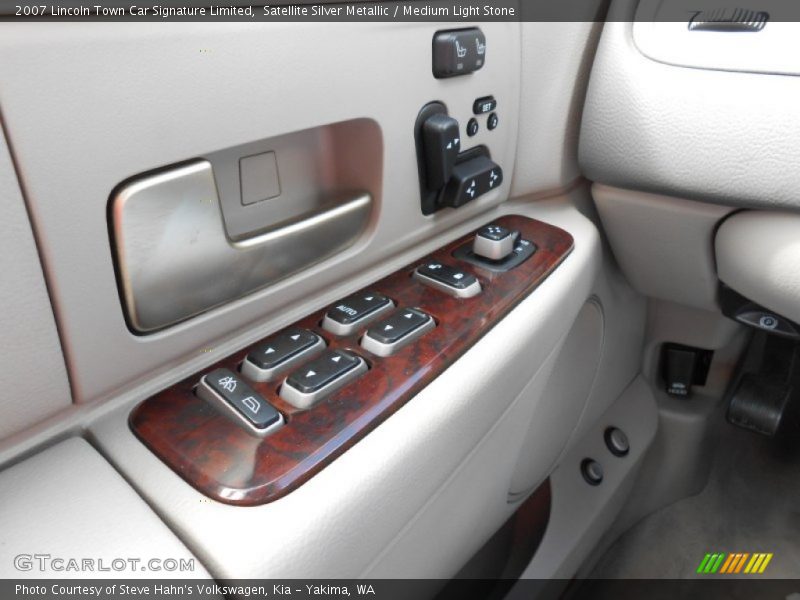 Satellite Silver Metallic / Medium Light Stone 2007 Lincoln Town Car Signature Limited