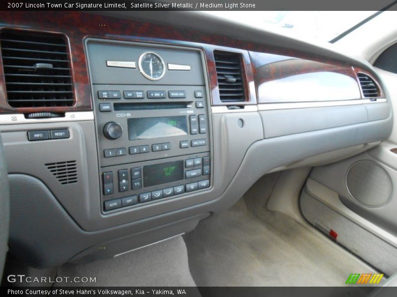 Satellite Silver Metallic / Medium Light Stone 2007 Lincoln Town Car Signature Limited