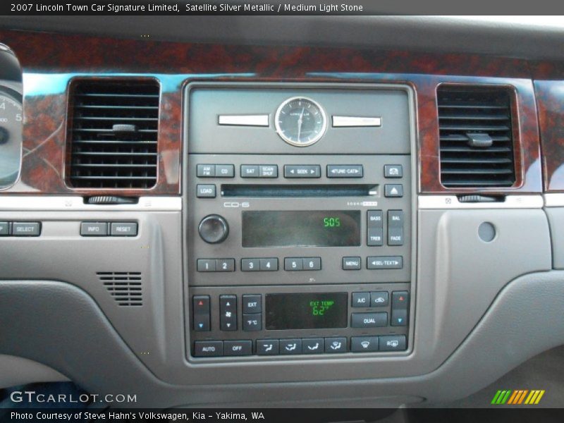 Satellite Silver Metallic / Medium Light Stone 2007 Lincoln Town Car Signature Limited