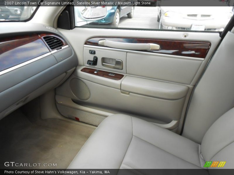 Satellite Silver Metallic / Medium Light Stone 2007 Lincoln Town Car Signature Limited