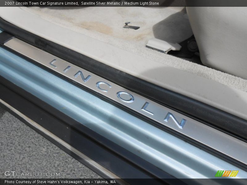 Satellite Silver Metallic / Medium Light Stone 2007 Lincoln Town Car Signature Limited