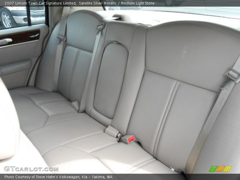 Satellite Silver Metallic / Medium Light Stone 2007 Lincoln Town Car Signature Limited