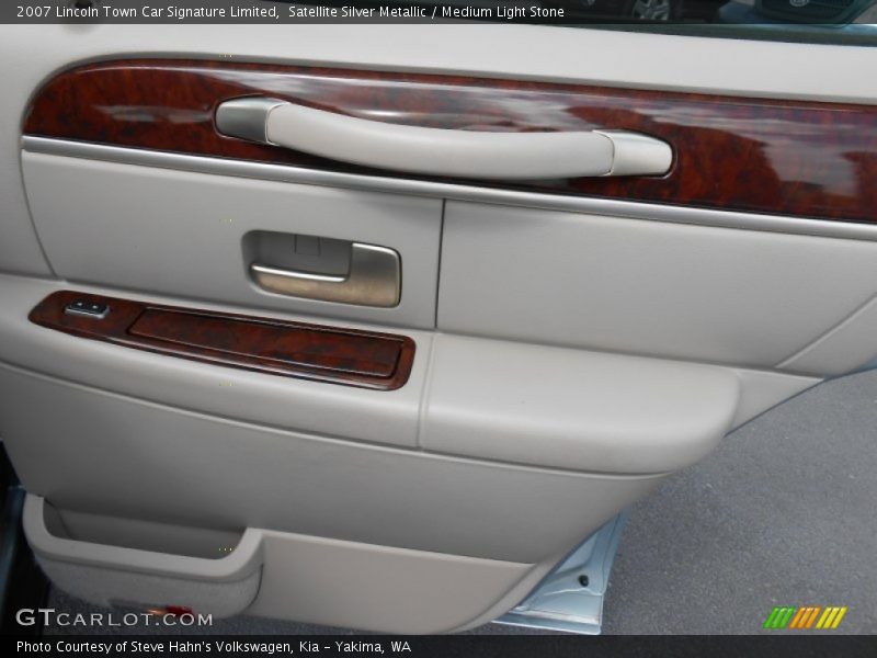 Satellite Silver Metallic / Medium Light Stone 2007 Lincoln Town Car Signature Limited