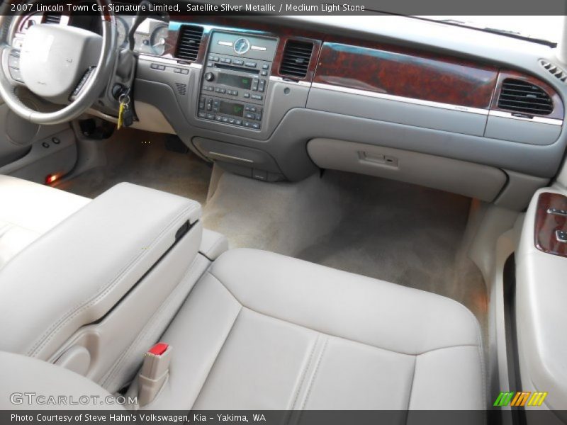 Satellite Silver Metallic / Medium Light Stone 2007 Lincoln Town Car Signature Limited