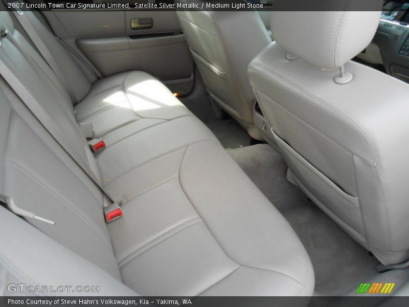 Satellite Silver Metallic / Medium Light Stone 2007 Lincoln Town Car Signature Limited