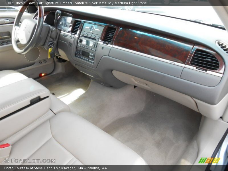 Satellite Silver Metallic / Medium Light Stone 2007 Lincoln Town Car Signature Limited