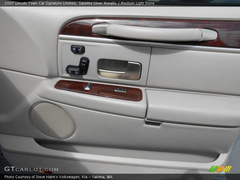Satellite Silver Metallic / Medium Light Stone 2007 Lincoln Town Car Signature Limited