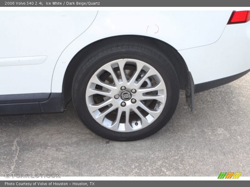 Ice White / Dark Beige/Quartz 2006 Volvo S40 2.4i