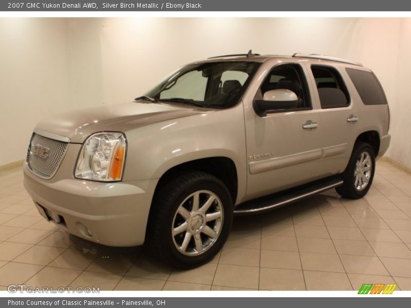 Front 3/4 View of 2007 Yukon Denali AWD