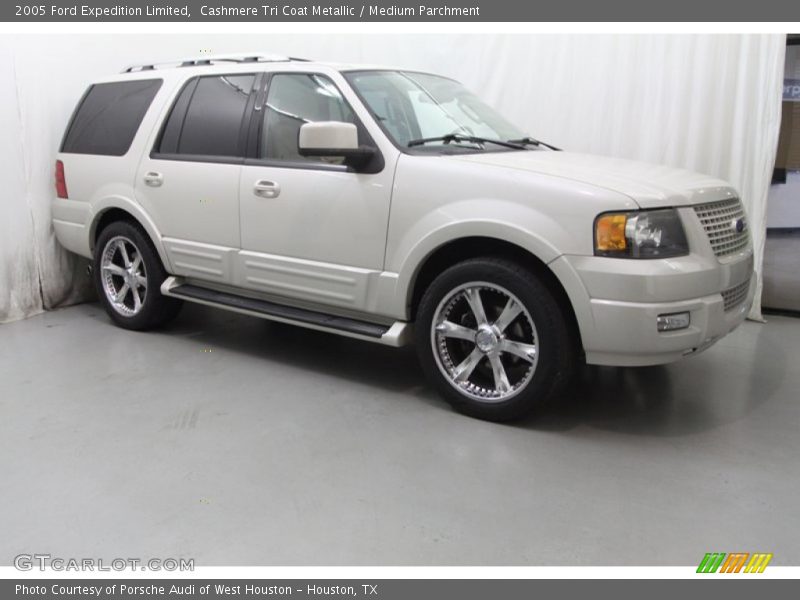 Front 3/4 View of 2005 Expedition Limited