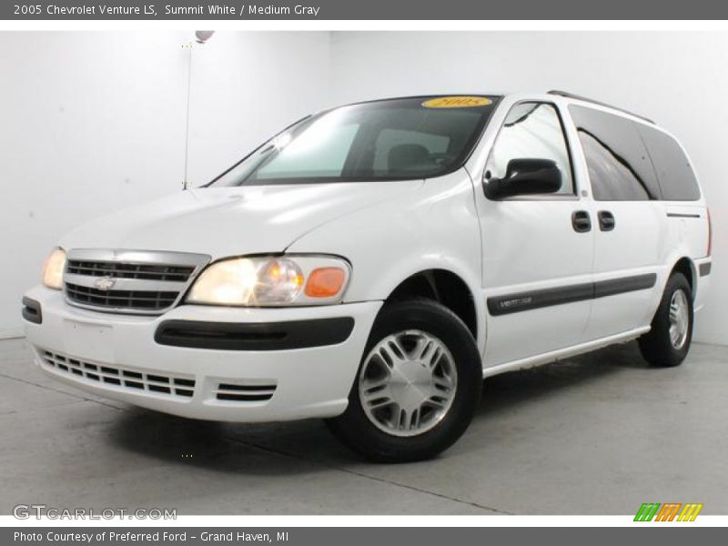 Front 3/4 View of 2005 Venture LS