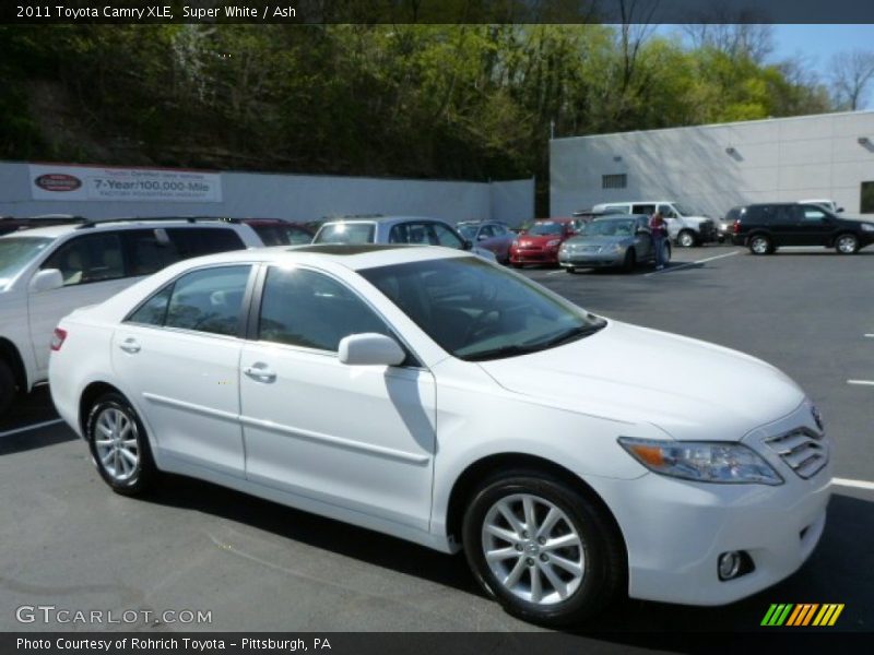 Super White / Ash 2011 Toyota Camry XLE