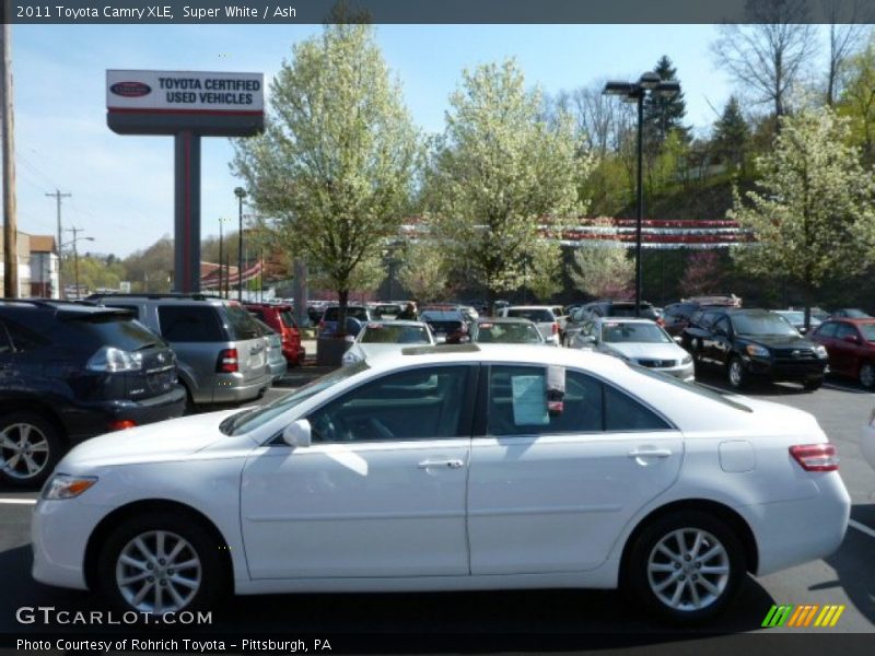 Super White / Ash 2011 Toyota Camry XLE