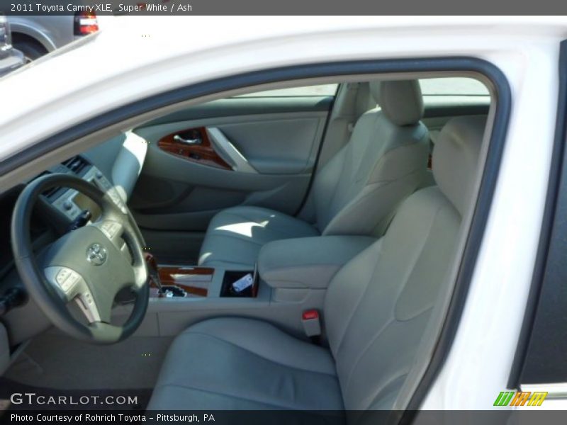 Super White / Ash 2011 Toyota Camry XLE