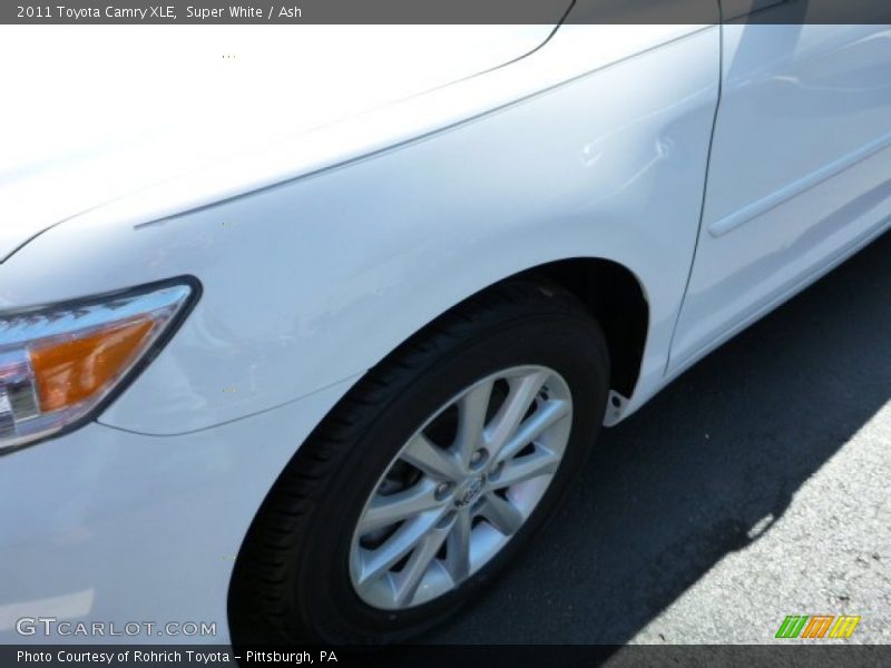 Super White / Ash 2011 Toyota Camry XLE