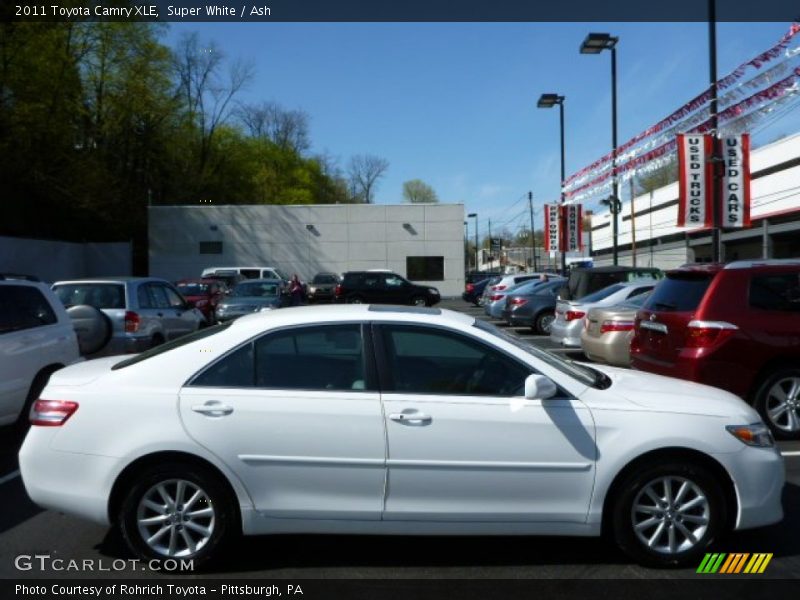 Super White / Ash 2011 Toyota Camry XLE