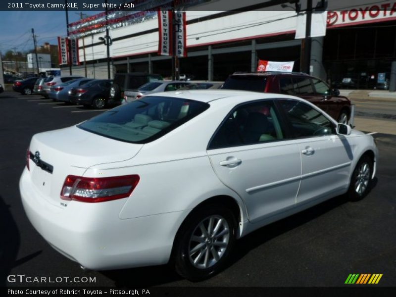 Super White / Ash 2011 Toyota Camry XLE