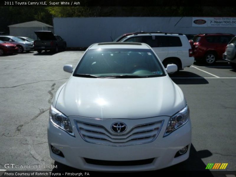 Super White / Ash 2011 Toyota Camry XLE