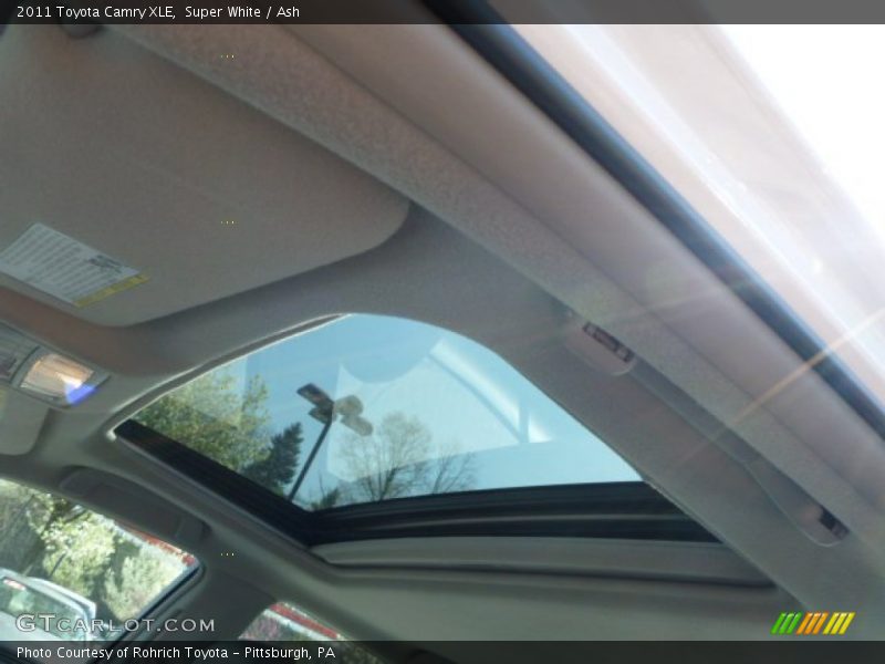 Super White / Ash 2011 Toyota Camry XLE