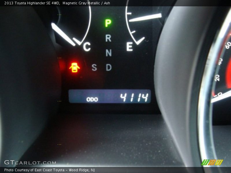 Magnetic Gray Metallic / Ash 2013 Toyota Highlander SE 4WD
