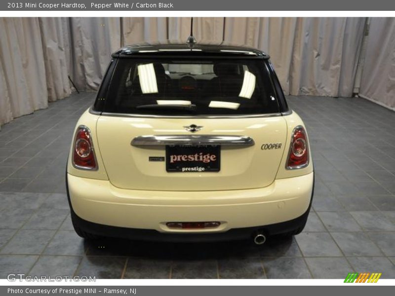 Pepper White / Carbon Black 2013 Mini Cooper Hardtop