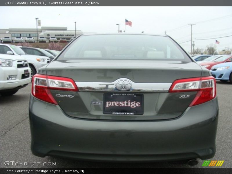 Cypress Green Metallic / Ivory 2013 Toyota Camry XLE