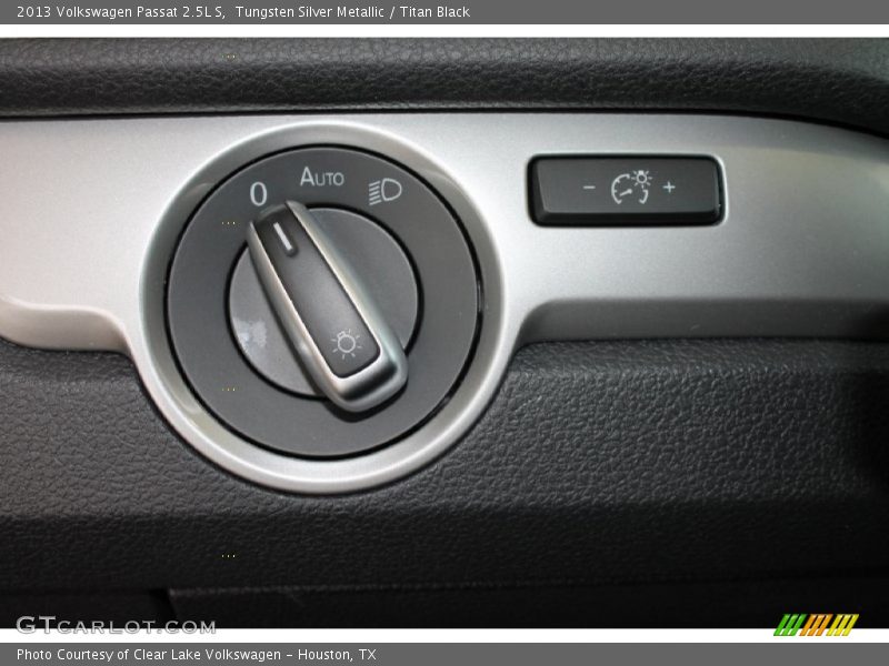Tungsten Silver Metallic / Titan Black 2013 Volkswagen Passat 2.5L S