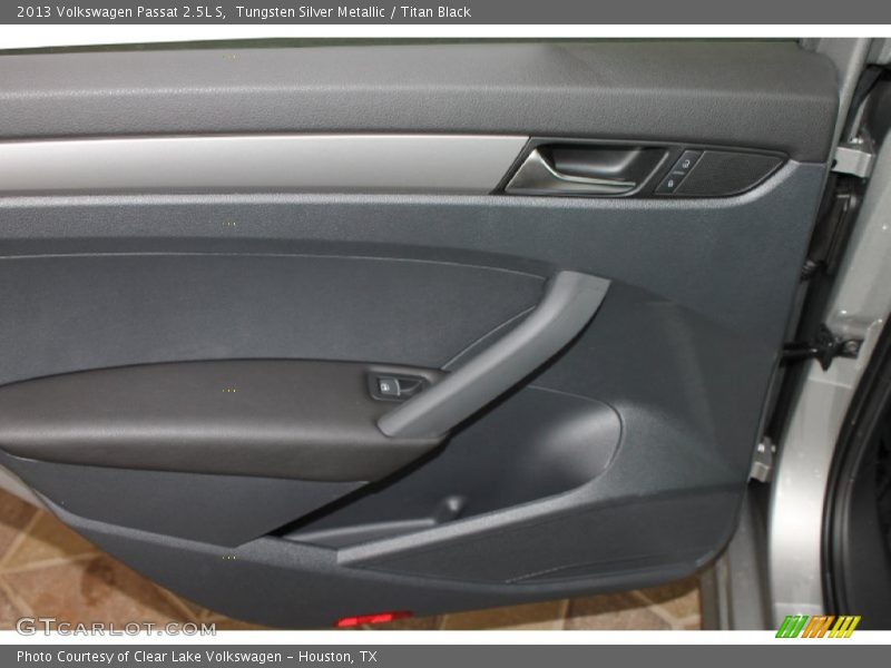 Tungsten Silver Metallic / Titan Black 2013 Volkswagen Passat 2.5L S