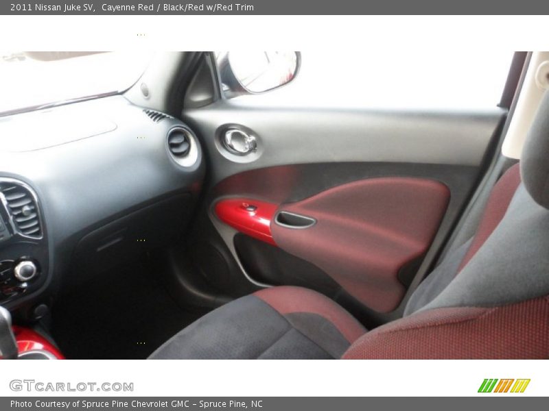 Cayenne Red / Black/Red w/Red Trim 2011 Nissan Juke SV