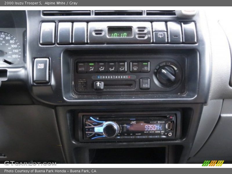 Alpine White / Gray 2000 Isuzu Trooper S