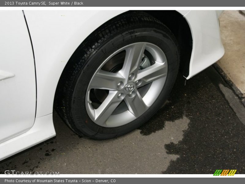 Super White / Black 2013 Toyota Camry SE