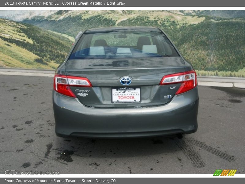 Cypress Green Metallic / Light Gray 2013 Toyota Camry Hybrid LE