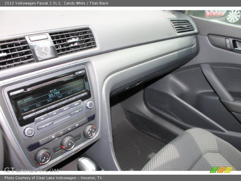 Candy White / Titan Black 2013 Volkswagen Passat 2.5L S