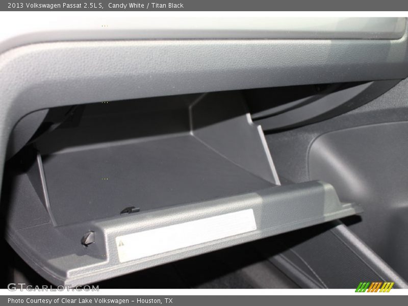 Candy White / Titan Black 2013 Volkswagen Passat 2.5L S