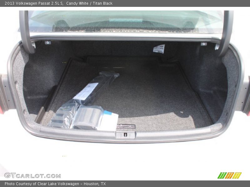 Candy White / Titan Black 2013 Volkswagen Passat 2.5L S