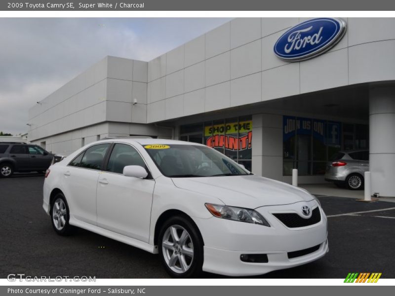 Super White / Charcoal 2009 Toyota Camry SE