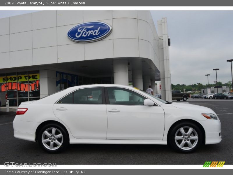 Super White / Charcoal 2009 Toyota Camry SE
