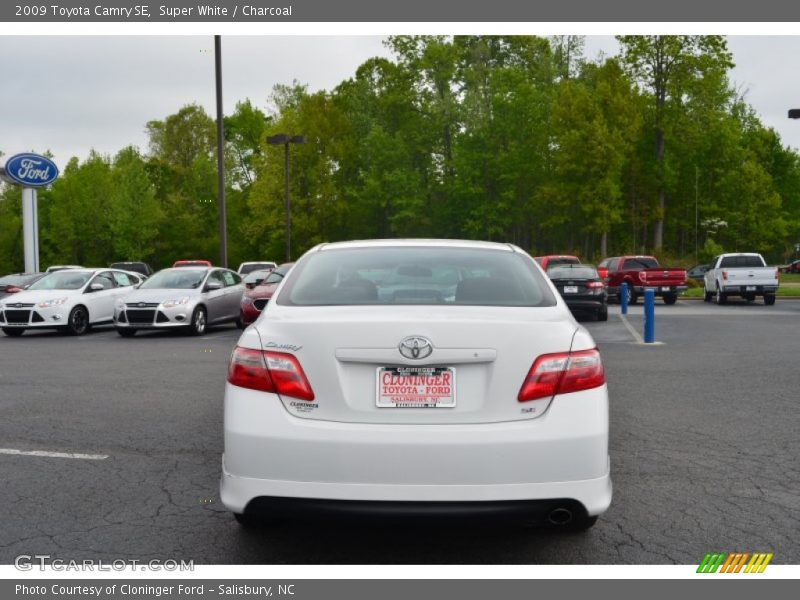 Super White / Charcoal 2009 Toyota Camry SE
