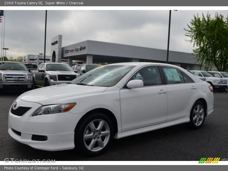 Front 3/4 View of 2009 Camry SE
