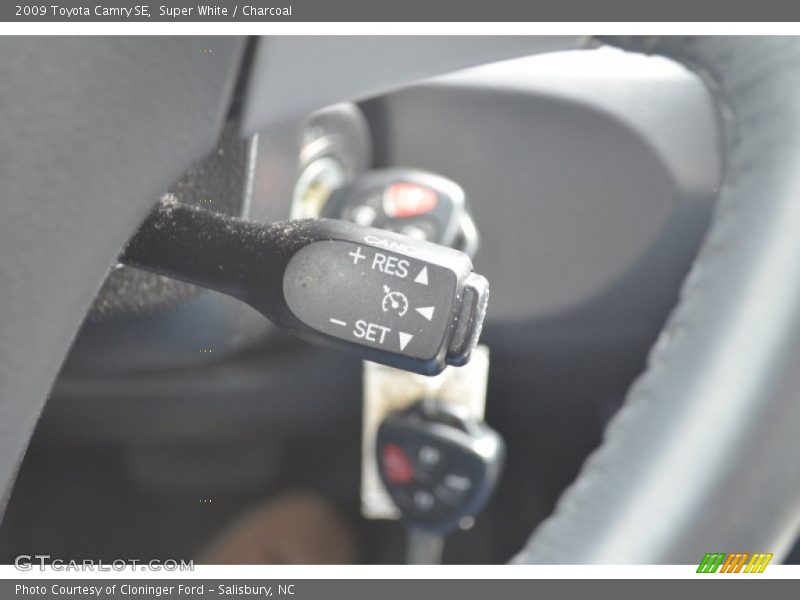 Super White / Charcoal 2009 Toyota Camry SE