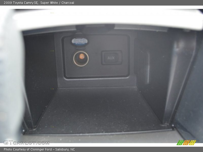 Super White / Charcoal 2009 Toyota Camry SE
