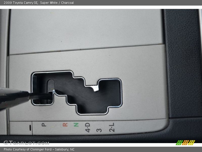 Super White / Charcoal 2009 Toyota Camry SE