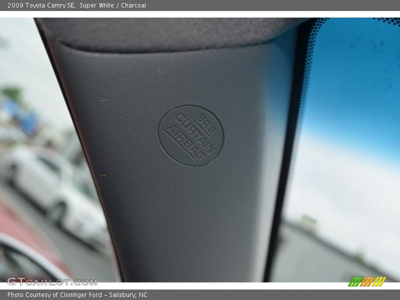 Super White / Charcoal 2009 Toyota Camry SE