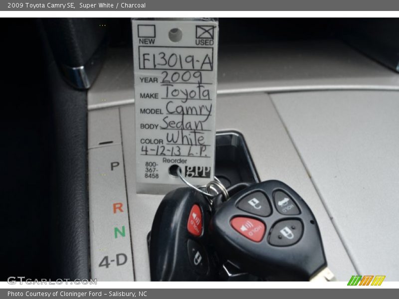 Super White / Charcoal 2009 Toyota Camry SE