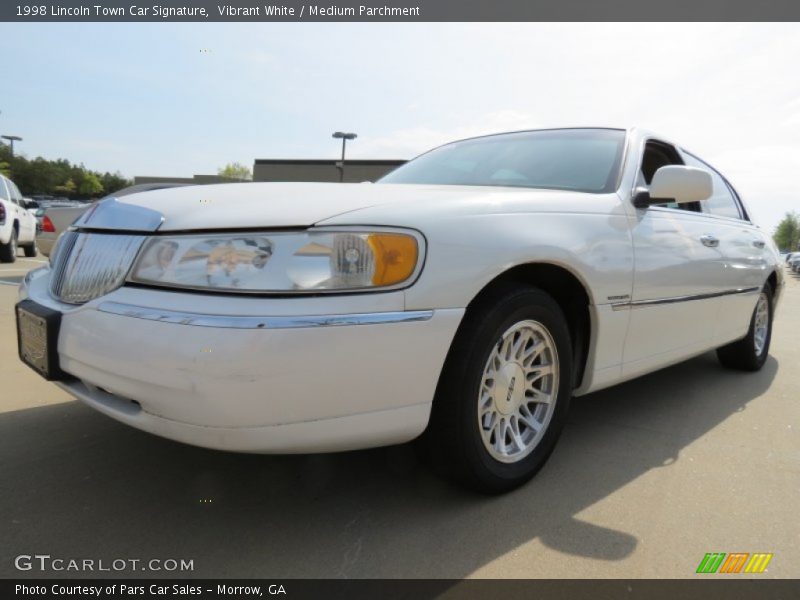 Vibrant White / Medium Parchment 1998 Lincoln Town Car Signature